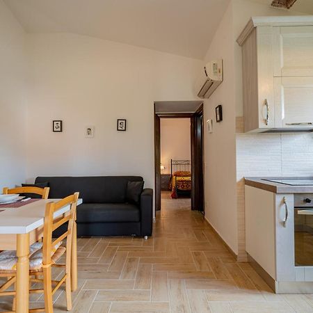 Appartamento Trilocale Le Canne 4 Posti Letto Con Giardino E Posto Auto Privato San Teodoro  Exterior foto